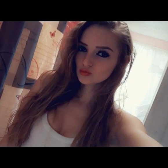 Meet your Posher, Stephanie - Picture 2 of 2